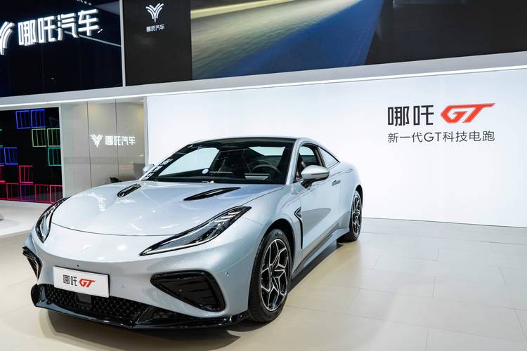 广州110哪吒汽车在智能汽车领域的表现，领途汽车在新能源汽车市场中的影响力